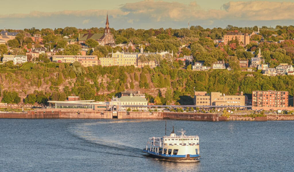 Lévis et le traversier sur le fleuve Saint-Laurent